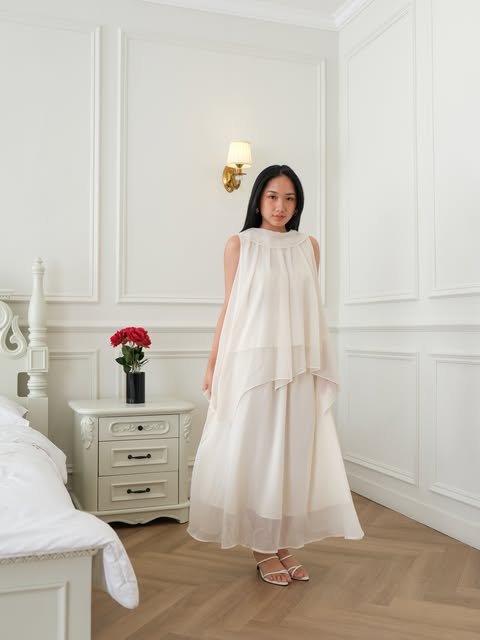 Essora look: tiered white dress in a bright bedroom
